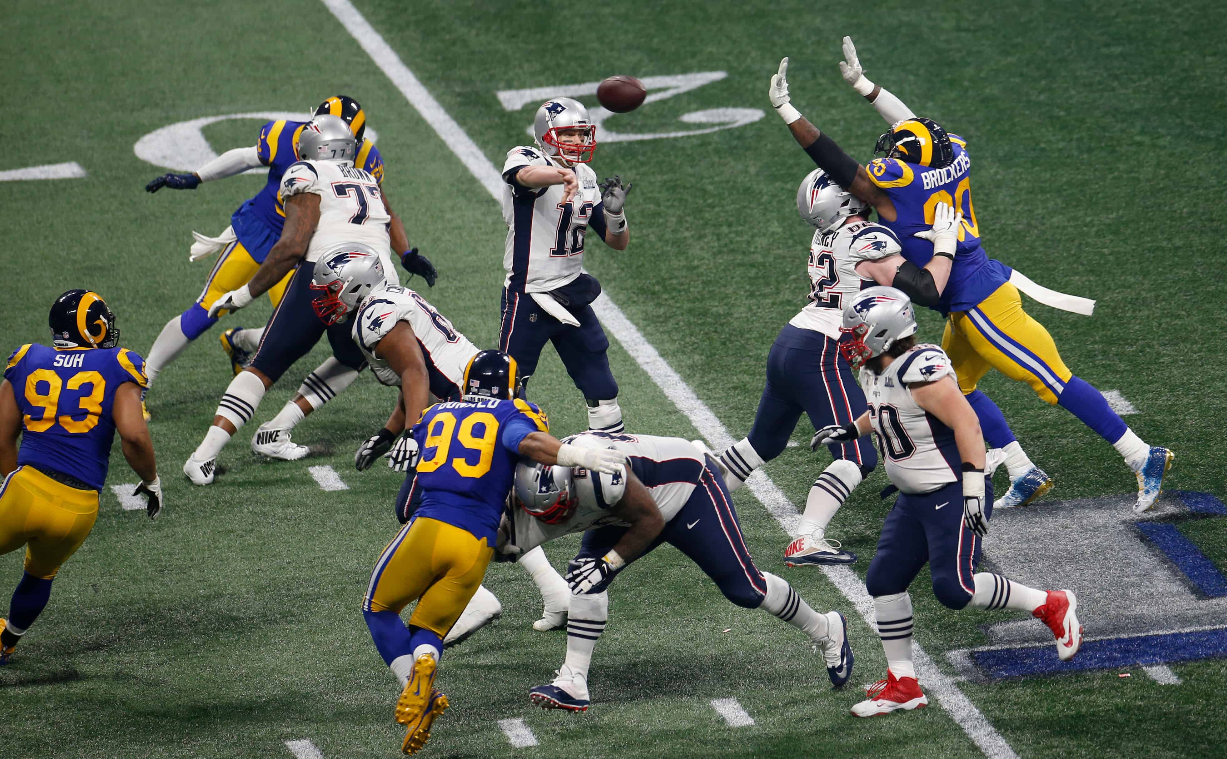 Tom Brady throws pass in Super Bowl